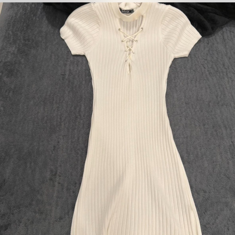 Bodycon dress size L but i’m small and fits great